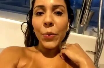 Mulher Melão pelada na banheira do onlyfans com a buceta rosada