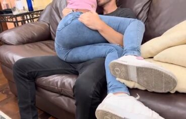 Nayra safada sentando gostoso no amigo enquanto marido olha