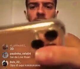 Novinha influencer mostrando a bucetinha rosa e se tocando na live