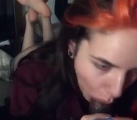 Ruiva safada chupando com vontade um pau preto até gozar na boca