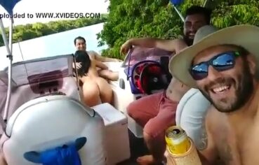 Safada chupando o amigo na lancha enquanto é filmada pelo parceiro