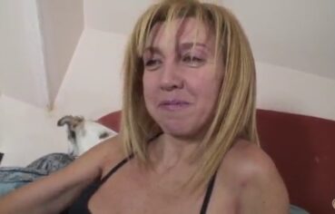 Coroa tesuda cavalgando novinho pirocudo até gemer de prazer