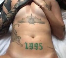 Jadi ninfeta tatuada arregaça a buceta enquanto sente pau grosso