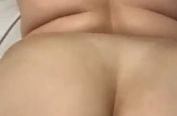 Loira fogosa rebolando firme no pau grosso até gozar alto