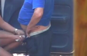 Lorena de Cuiabá entregando o corpo para vários caras ao lado do carro