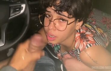 Morena gostosa chupando no banco de trás do Uber até engolir a porra
