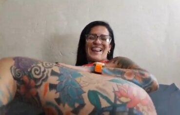 Morena safada arrebitando o cuzinho no mato gemendo alto