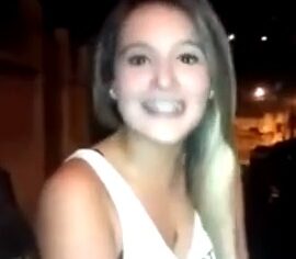 Novinha bêbada se abre sobre boquete e deseja namorar alguém