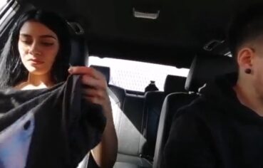 Novinha fogosa sentando gostoso no carro com o novinho
