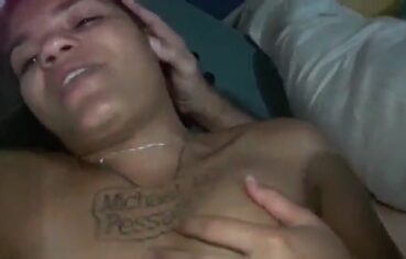 Novinha safada arregaçando a buceta até levar leite quente dentro