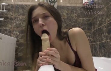 Novinha safada empinando o rabo no banheiro com vibrador até gozar gostoso