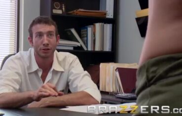 Secretária safada arregaçada na mesa do escritório até gozar gostoso