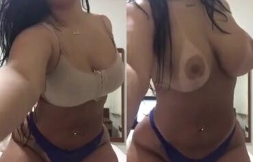 Amadora peituda exibindo o corpo e abrindo a buceta no vídeo caseiro